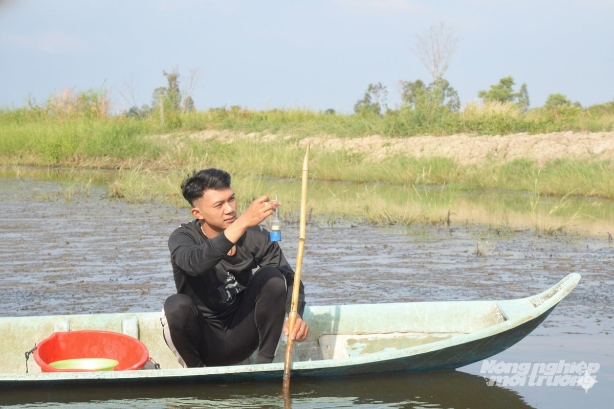 Nông dân đo kiểm tra độ mặn trong nước, tránh trường hợp tôm giống bị sốc môi trường khi thả nuôi do độ mặn trong ao nuôi quá thấp hoặc quá cao. Ảnh: Trung Chánh.