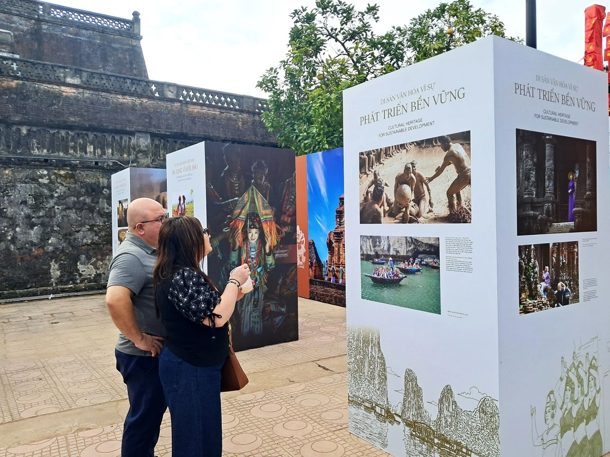 Trưng bày "Di sản văn hóa Việt Nam - Sức sống từ truyền thống đến hiện đại" 