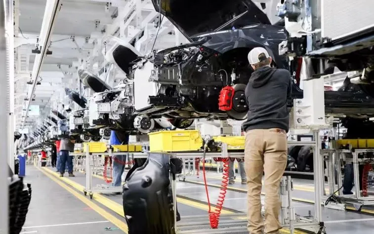 Il settore automobilistico tedesco è stato quello più colpito, con un calo delle esportazioni di quasi il 14%. Ngành ô tô Đức là đối tượng chịu thiệt hại lớn hơn cả, với kim ngạch xuất khẩu giảm gần 14%