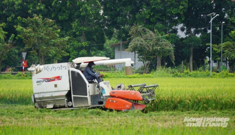 Nông dân Thanh Hóa ứng dụng cơ giới hóa vào sản xuất. Ảnh: Quốc Toản.