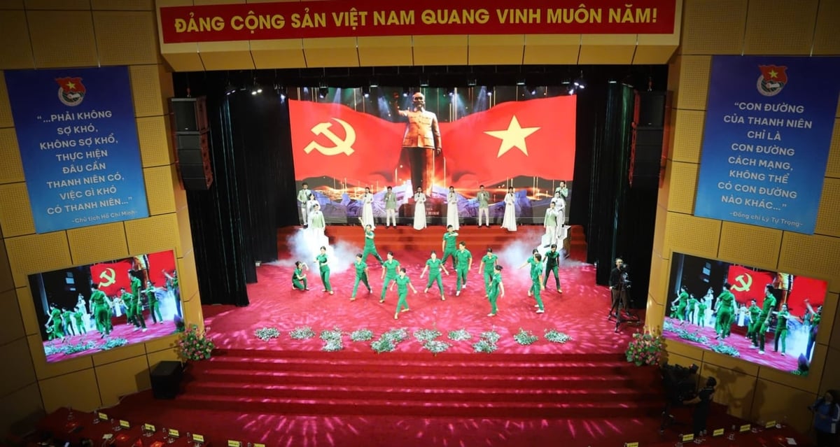 Chương trình nghệ thuật do tập thể nghệ sĩ Nhà hát Nghệ thuật Truyền thống Hà Tĩnh biểu diễn. Ảnh: T.Nga.