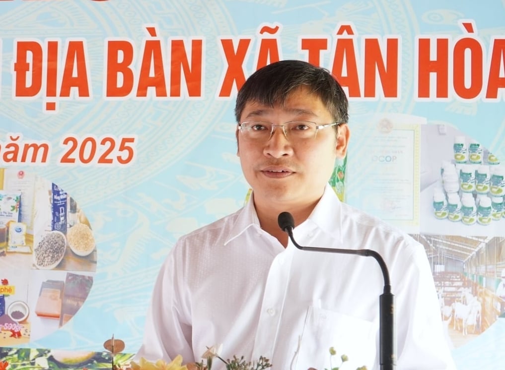 Bí thư Đảng ủy xã Tân Hòa Lê Hoàng Xuyên kêu gọi người dân cùng các công ty lữ hành, doanh nghiệp tăng cường hợp tác phát triển du lịch nông nghiệp. Ảnh: Kim Anh.
