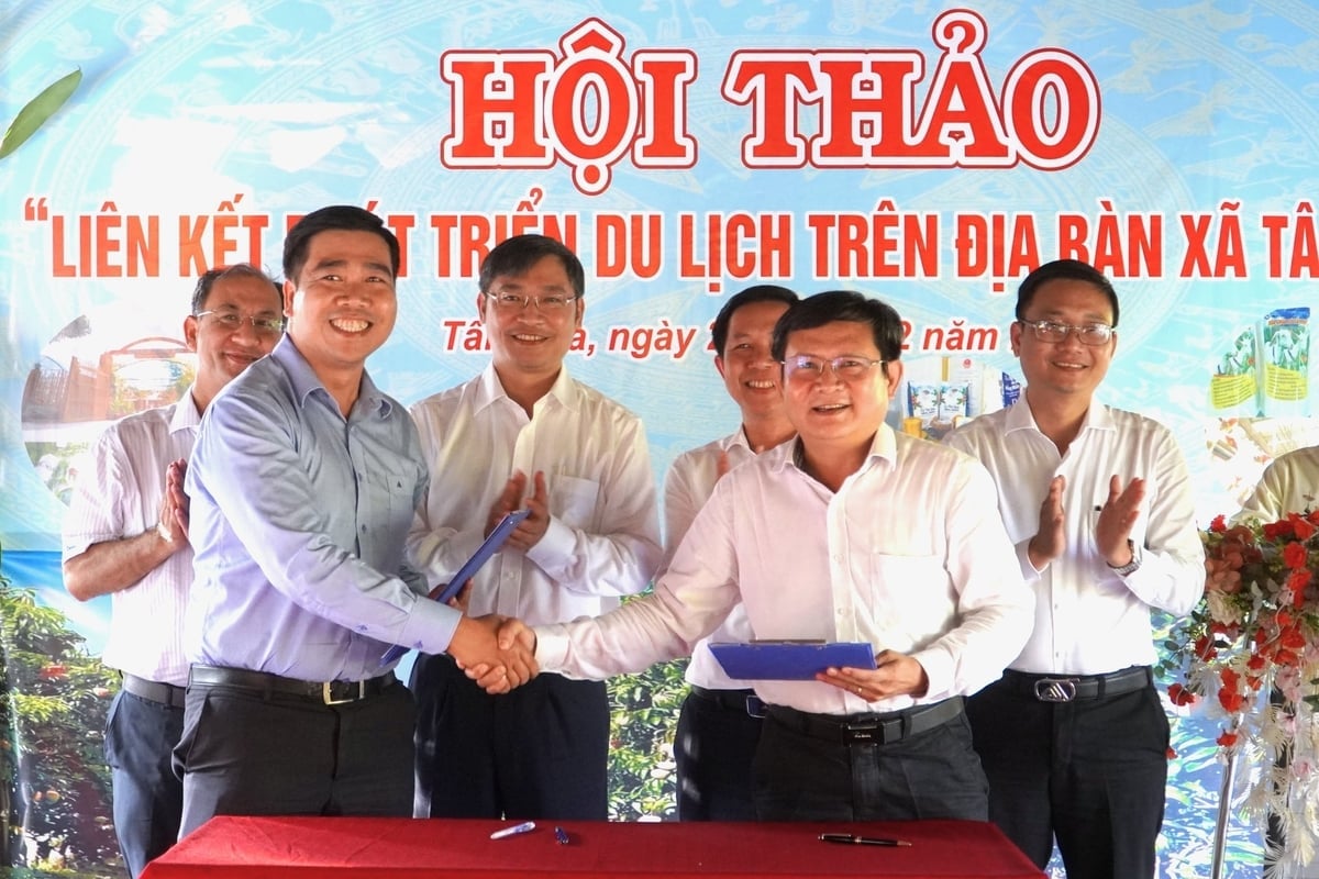 Lãnh đạo UBND xã Tân Hòa ký kết ghi nhớ hợp tác phát triển du lịch nông nghiệp với Hiệp hội du lịch TP Cần Thơ. Ảnh: Kim Anh.