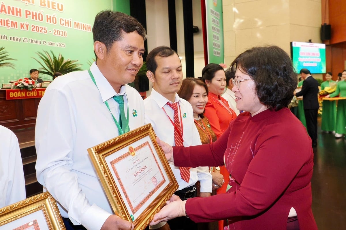 Bà Văn Thị Bạch Tuyết - Phó Bí thư Thành ủy TP.HCM tặng bằng khen cho các nông dân có thành tích xuất sắc trong sản xuất - kinh doanh. Ảnh: Hoàng Hùng.