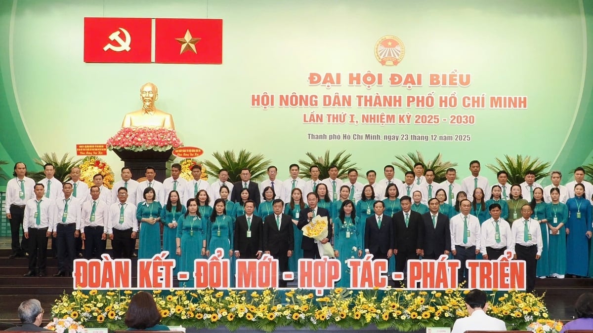 Các đại biểu chụp hình lưu niệm. Ảnh: Hoàng Hùng.
