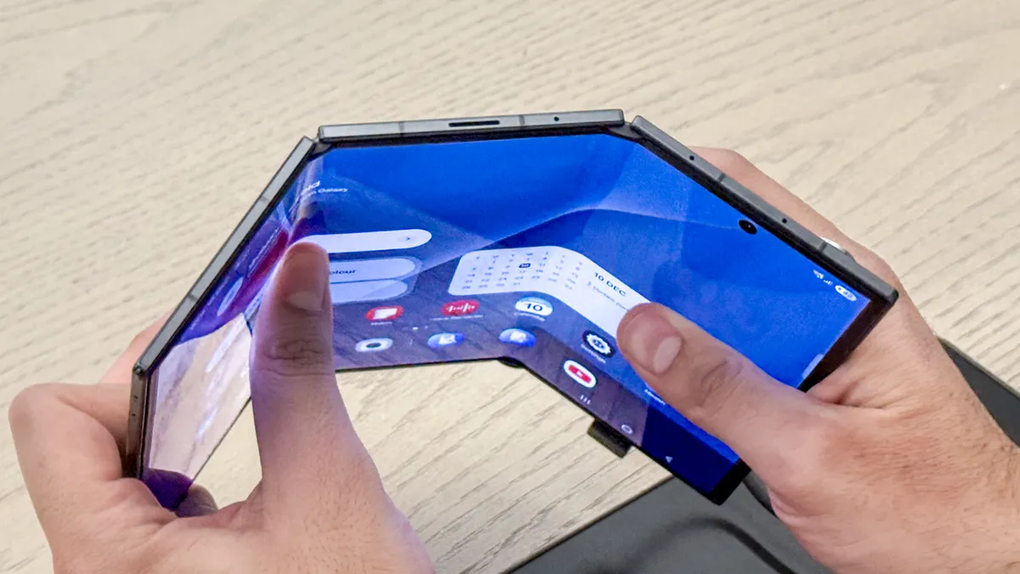 Samsung 初の三つ折りスマートフォン、Galaxy Z TriFold を実際に使っ