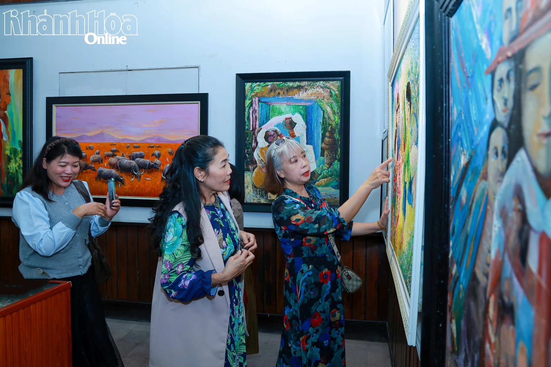 អ្នកស្រឡាញ់សិល្បៈកំពុងមើលស្នាដៃសិល្បៈដែលដាក់តាំងបង្ហាញនៅក្នុងពិព័រណ៍។