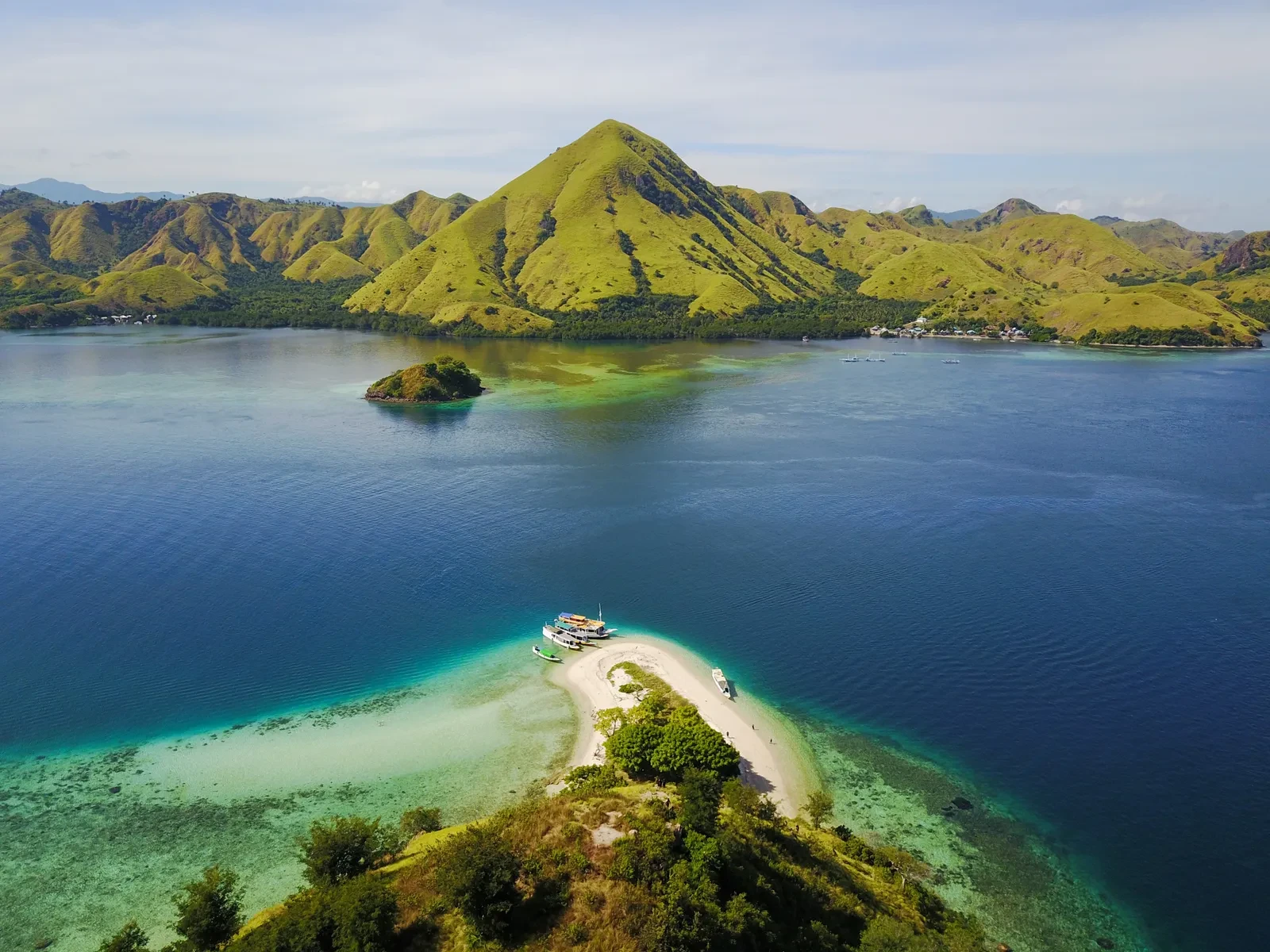 Indonesiens charakteristischer vulkanischer Archipel