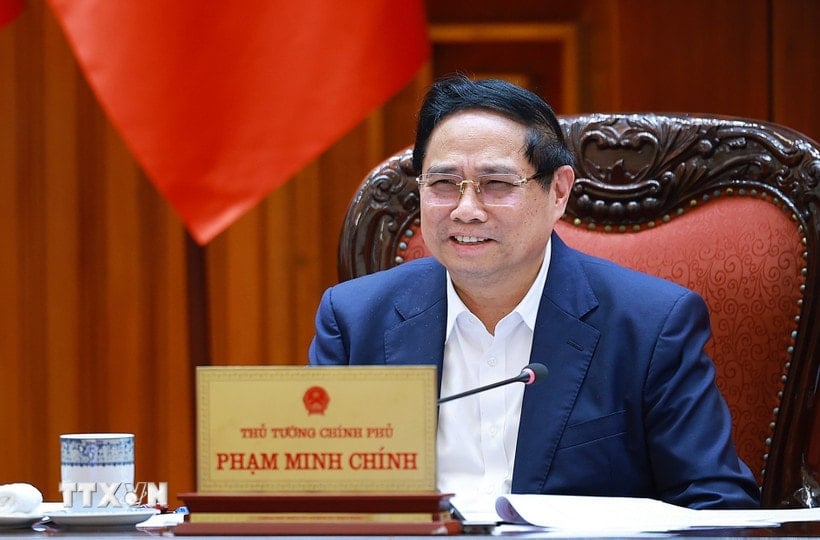 O primeiro-ministro Pham Minh Chinh preside uma reunião do Comitê Permanente do Governo para projetos ferroviários. (Foto: Duong Giang/VNA)
