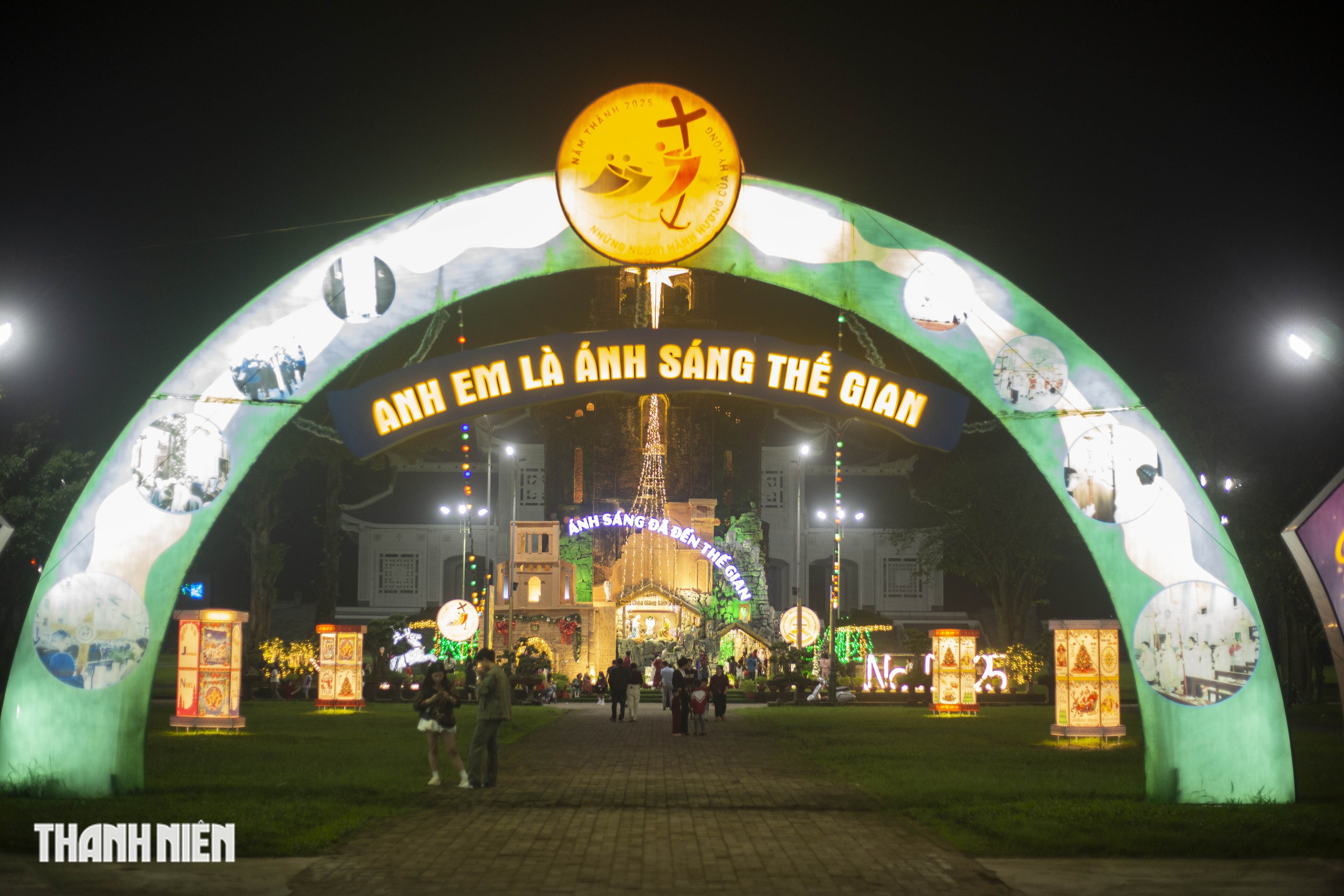 La Vang lung linh mùa Giáng sinh- Ảnh 1.