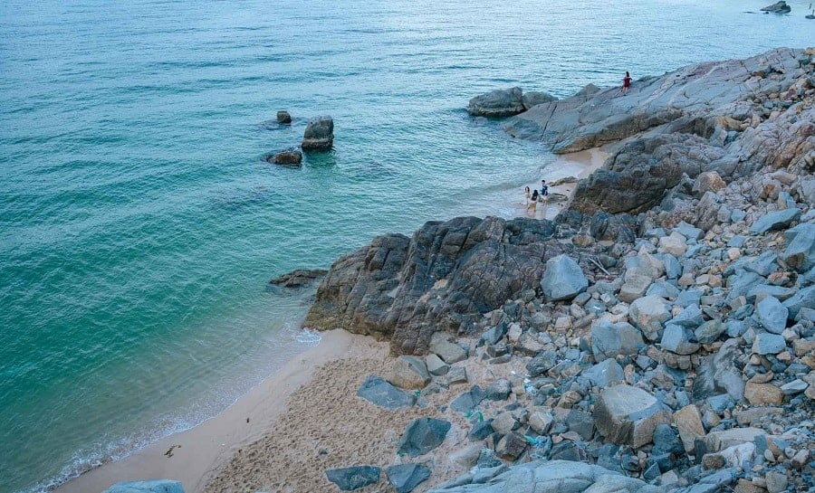 La spiaggia di Bai Chuoi è bellissima, incontaminata e tranquilla.