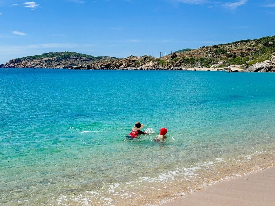 Nuotare sulla spiaggia di Chuoi