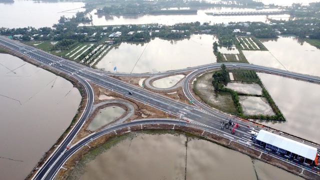Våren kommer tidigt på över 3 000 km av nord-sydlig motorväg - Foto 1. Xuân về sớm trên 3.000 km cao tốc Bắc - Nam- Ảnh 1.