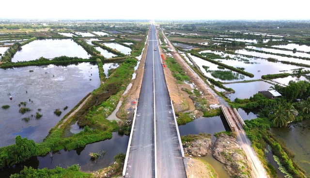 Våren kommer tidigt på över 3 000 km av nord-sydlig motorväg - Foto 5. Xuân về sớm trên 3.000 km cao tốc Bắc - Nam- Ảnh 5.