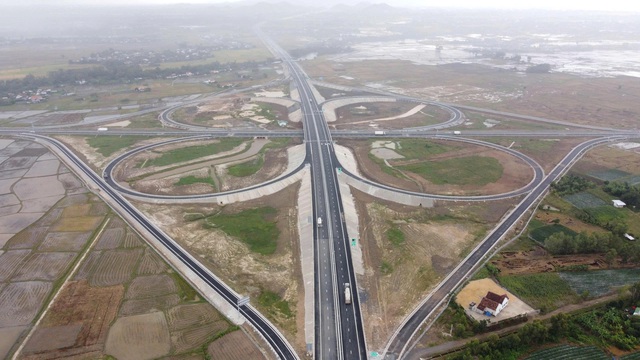 Våren kommer tidigt på över 3 000 km av nord-sydlig motorväg - Foto 6. Xuân về sớm trên 3.000 km cao tốc Bắc - Nam- Ảnh 6.