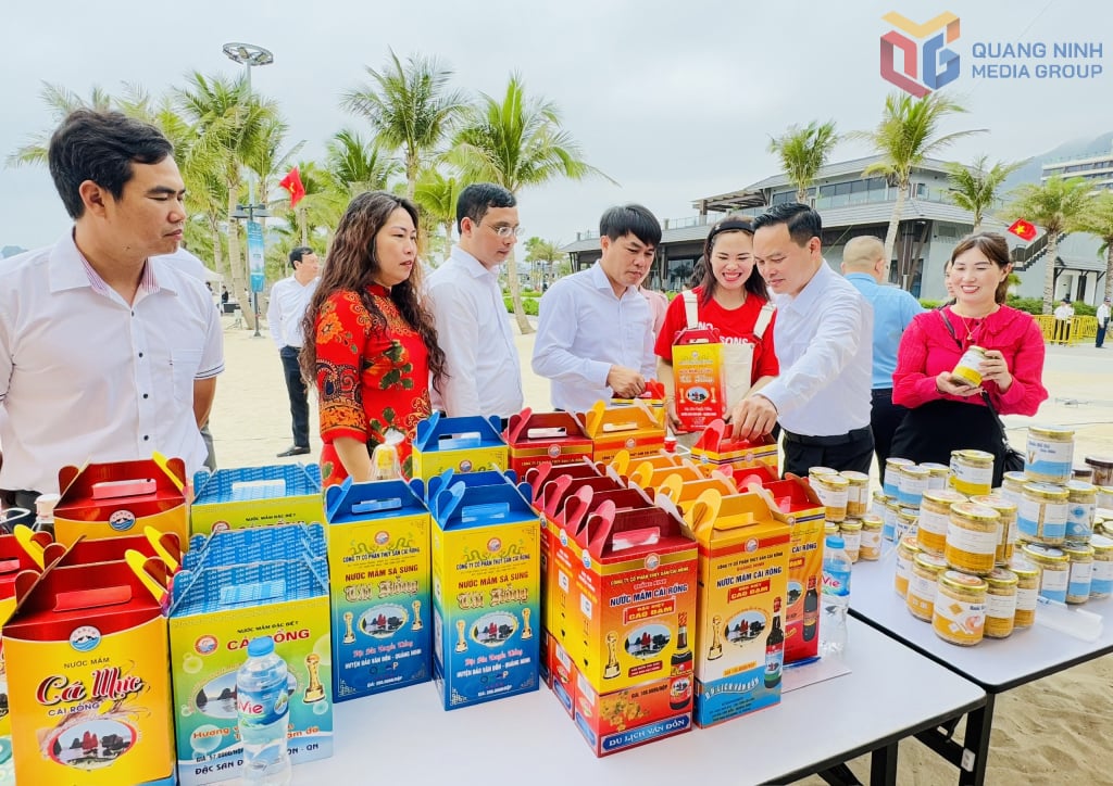 ផលិតផល OCOP ពីអាជីវកម្មនានាក្នុងខេត្តត្រូវបានដាក់តាំងបង្ហាញ និងផ្សព្វផ្សាយនៅរមណីយដ្ឋាន Sonasea Van Don Harbor City។ រូបថត៖ ម៉ាញ ទ្រឿង