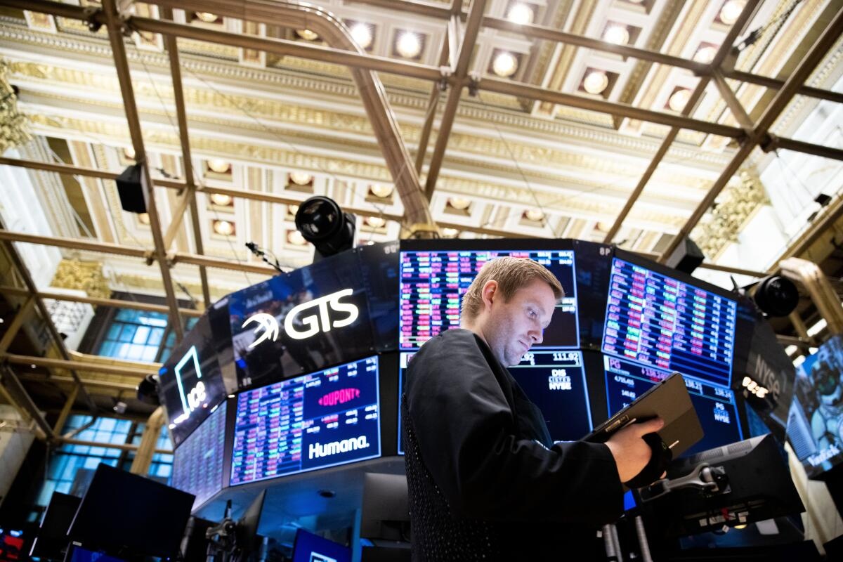 월가가 사상 최고치를 경신했습니다. 엔비디아 주가가 급등하고 S&P 500 지수가 역사적인 이정표를 세웠습니다.