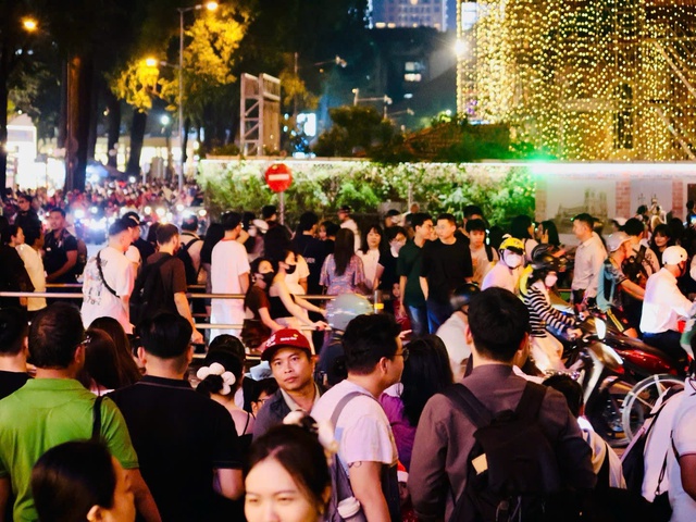 Giới trẻ nô nức check-in tại Nhà thờ Đức Bà đón Giáng sinh- Ảnh 2.