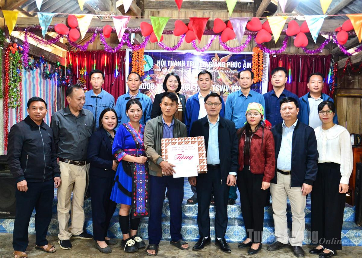 ថ្នាក់ដឹកនាំឃុំហ៊ុងឡយបានទៅសួរសុខទុក្ខ និងអបអរសាទរដល់សមាជិកនៃក្រុមប្រូតេស្តង់ក្នុងឱកាសបុណ្យណូអែល ឆ្នាំ២០២៥។