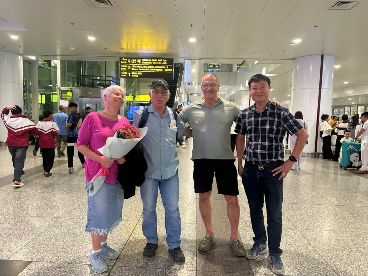 Anh Lê Đức Đô đại diện Công ty Hồ Toản đón vợ chồng ông Dudi trở lại Việt Nam tại sân bay.