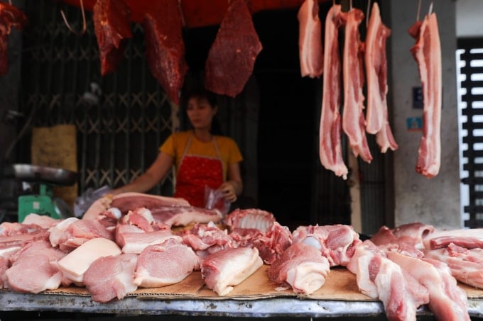 Orang ramai membeli daging babi di pasar di wad Phuoc Long (Bandar Raya Ho Chi Minh). Foto: Quynh Tran