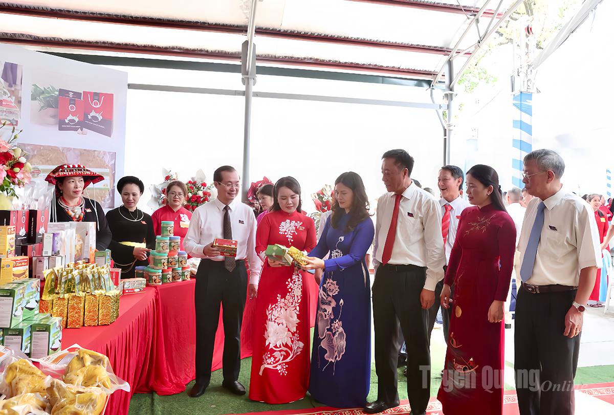Le camarade Vuong Ngoc Ha, membre du Comité permanent du Comité provincial du Parti, vice-président du Comité populaire provincial, et les dirigeants de la commune de Son Duong ont visité le stand d'exposition présentant les produits de l'OCOP et les spécialités locales.