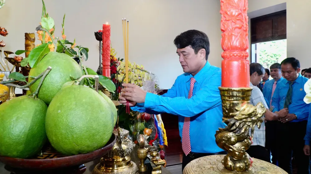 นายบุย ทันห์ นาน ประธานสหพันธ์แรงงานนครโฮจิมินห์ จุดธูปเพื่อรำลึกถึงประธานาธิบดีโฮจิมินห์และประธานาธิบดีตึ๊กถัง ณ พิพิธภัณฑ์โฮจิมินห์ สาขานครโฮจิมินห์ ภาพ: นัท ฮว่าง