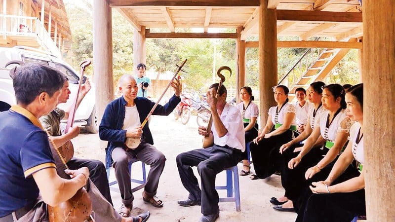 Mr. Dien instructed the members of the Nam Ty village club on how to play the Tinh lute.