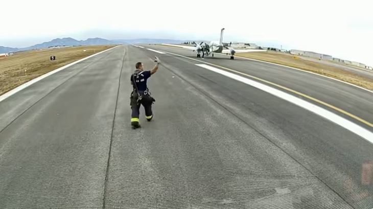史上初めて、飛行中に緊急事態が発生した航空機が自動着陸した。