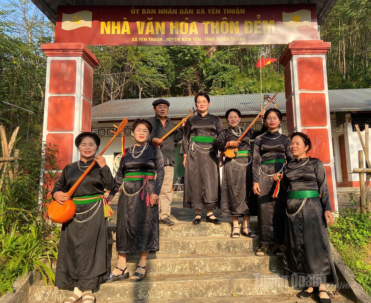 Uma sessão de ensaio para o canto Then, realizada pelo Clube de Canto Then e Música Tinh da comuna Bach Xa.