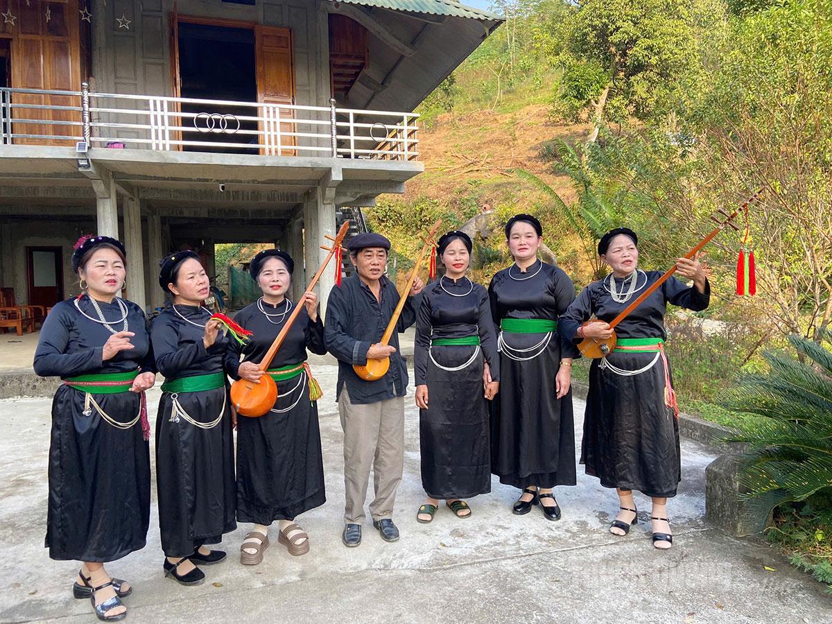 Ao lado da tradicional casa sobre palafitas, os membros do clube praticam ativamente o canto de canções Then e o toque do alaúde Tinh.