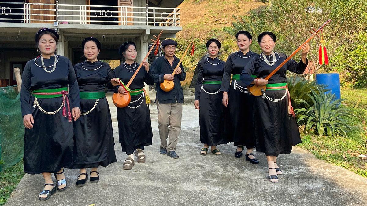 Os artistas usavam trajes tradicionais do grupo étnico Tay.