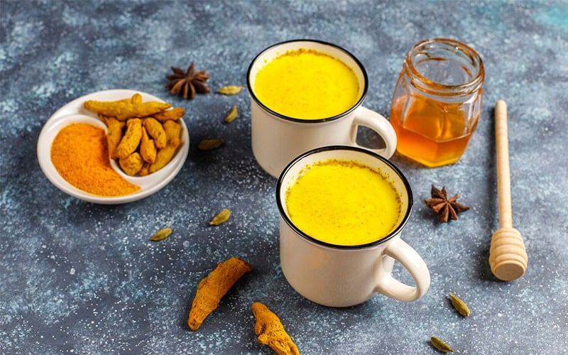 Có nên uống nước nghệ - mật ong với đá lạnh?