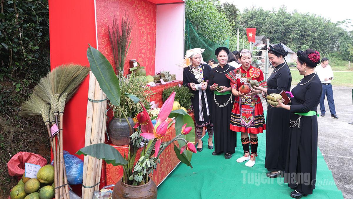 A booth displaying agricultural products and specialties from Tan An commune's farming industry.