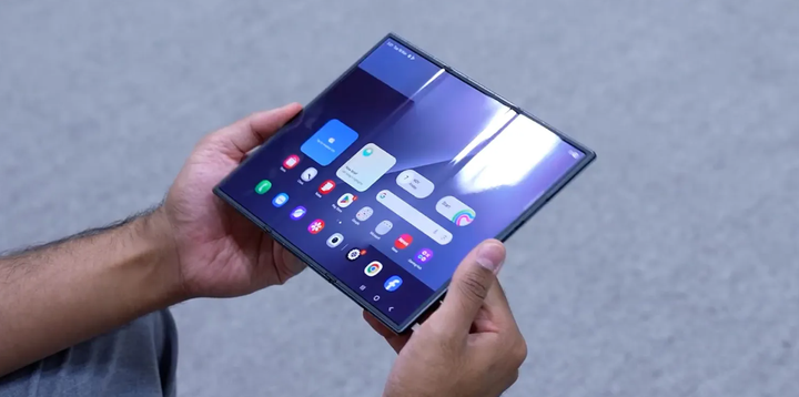Il Galaxy Z TriFold utilizza un design con chiusura verso l'interno per proteggere lo schermo principale. (Immagine: 9to5Google)