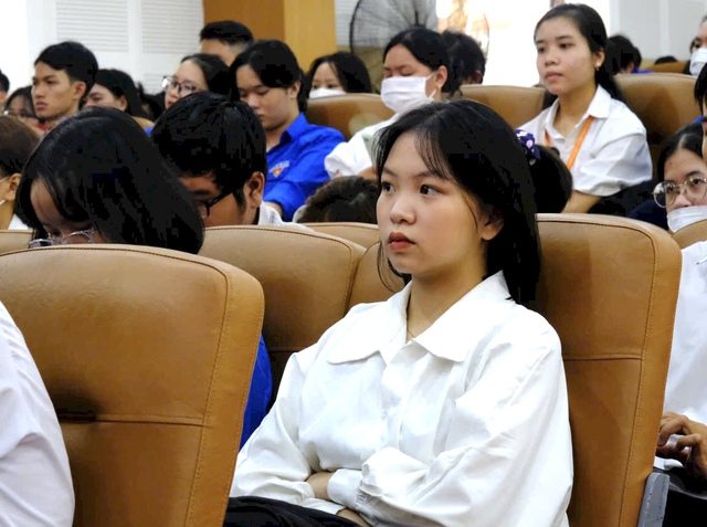 Một trường ĐH triển khai đưa tiếng Anh thành ngôn ngữ thứ hai - Ảnh 1.