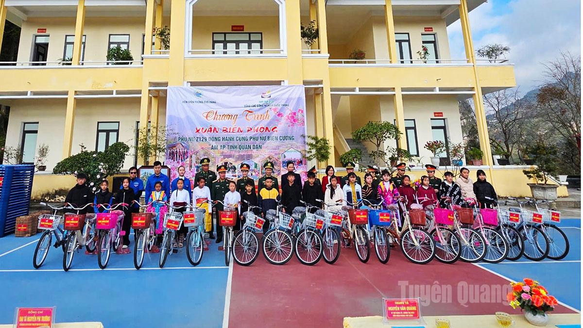 Leaders of Pho Bang Border Guard Station and Z129 Factory donated bicycles to students of Pho Bang Ethnic Boarding Secondary School.