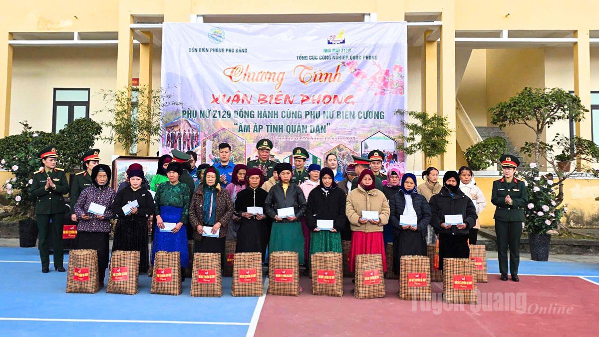 Leaders of Pho Bang Border Guard Station and Z129 Factory presented gifts to women in extremely difficult circumstances in Pho Bang commune.