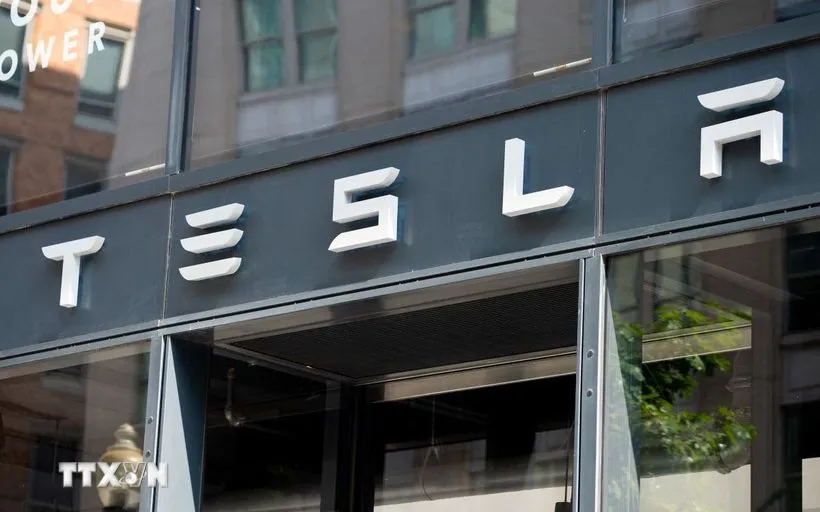 לוגו של טסלה בחנות. (מקור: AFP/VNA) Biểu tượng Tesla tại một cửa hàng. (Nguồn: AFP/TTXVN)