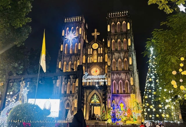 บรรยากาศเทศกาลคริสต์มาสอันรื่นเริงในฮานอย - ภาพที่ 2