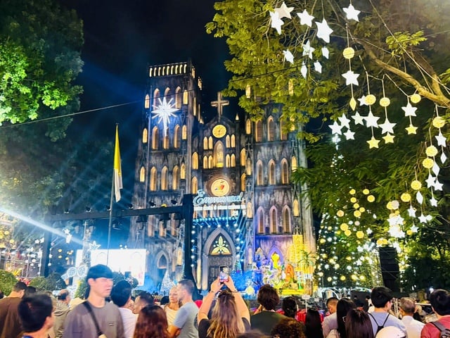 บรรยากาศเทศกาลคริสต์มาสอันรื่นเริงในฮานอย - ภาพที่ 3