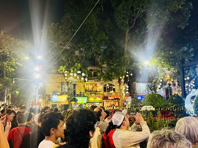 บรรยากาศเทศกาลคริสต์มาสอันรื่นเริงในฮานอย - ภาพที่ 4
