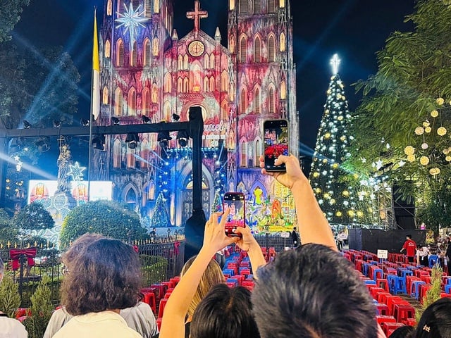 บรรยากาศเทศกาลคริสต์มาสอันรื่นเริงในฮานอย - ภาพที่ 5