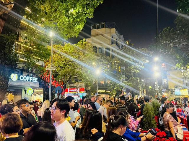 บรรยากาศเทศกาลคริสต์มาสอันรื่นเริงในฮานอย - ภาพที่ 6