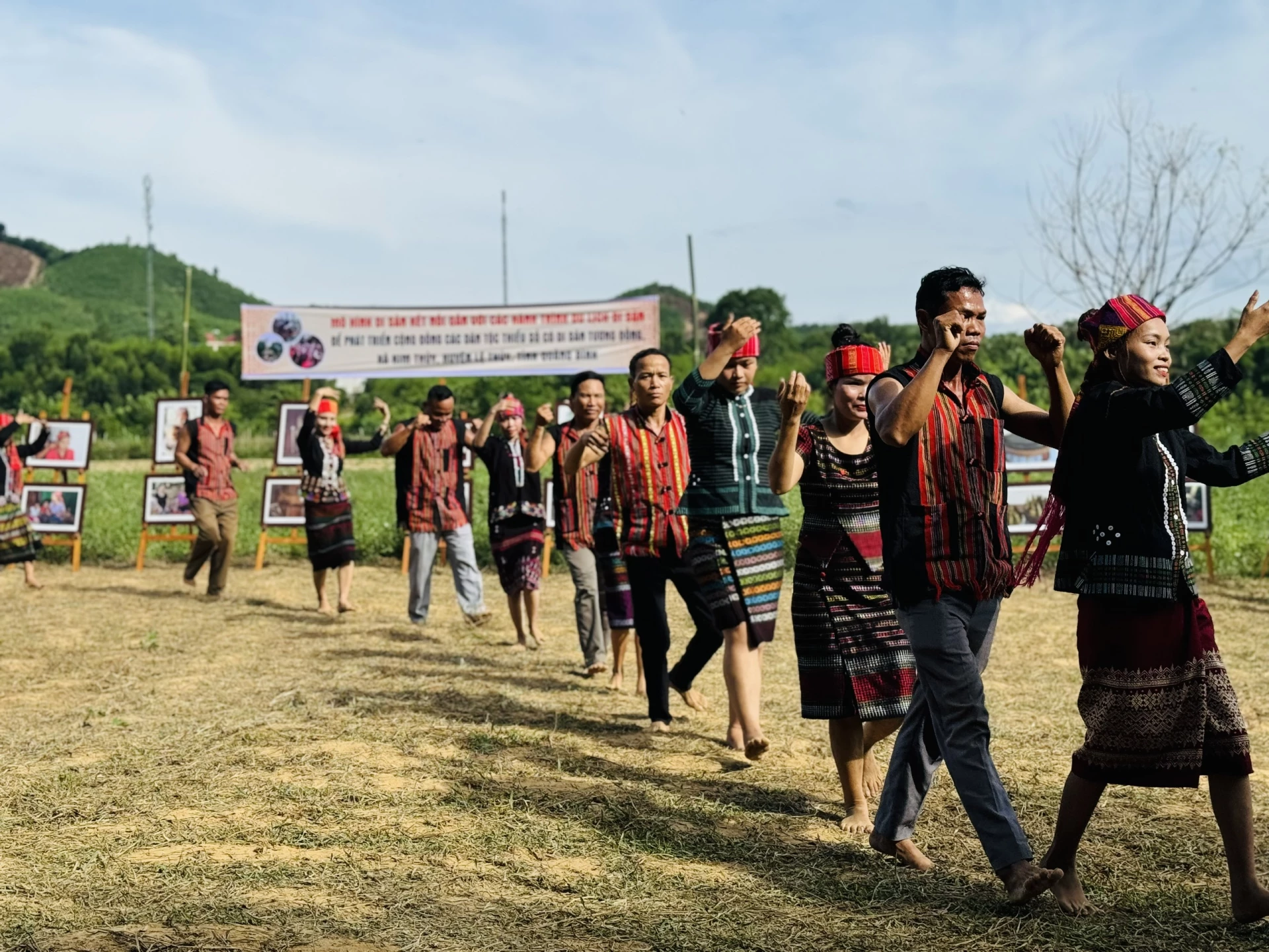 O povo étnico Bru-Vân Kiều realiza danças tradicionais em um espaço cultural comunitário, contribuindo para a preservação e disseminação dos valores culturais locais associados ao desenvolvimento do turismo - Foto: M.H