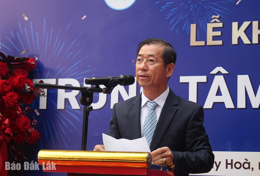 Bapak Do Cu Nhan, Direktur Perusahaan Penerbitan Buku Khanh Hoa, menyampaikan pidato pada upacara pembukaan.