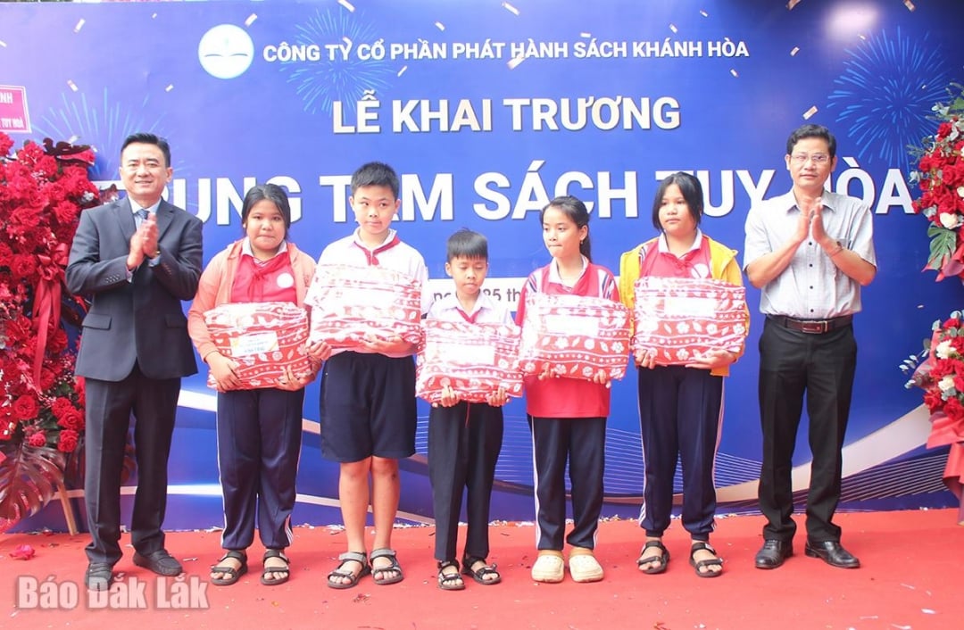 Perwakilan perusahaan memberikan hadiah kepada siswa sekolah dasar yang rajin di lingkungan Tuy Hoa.
