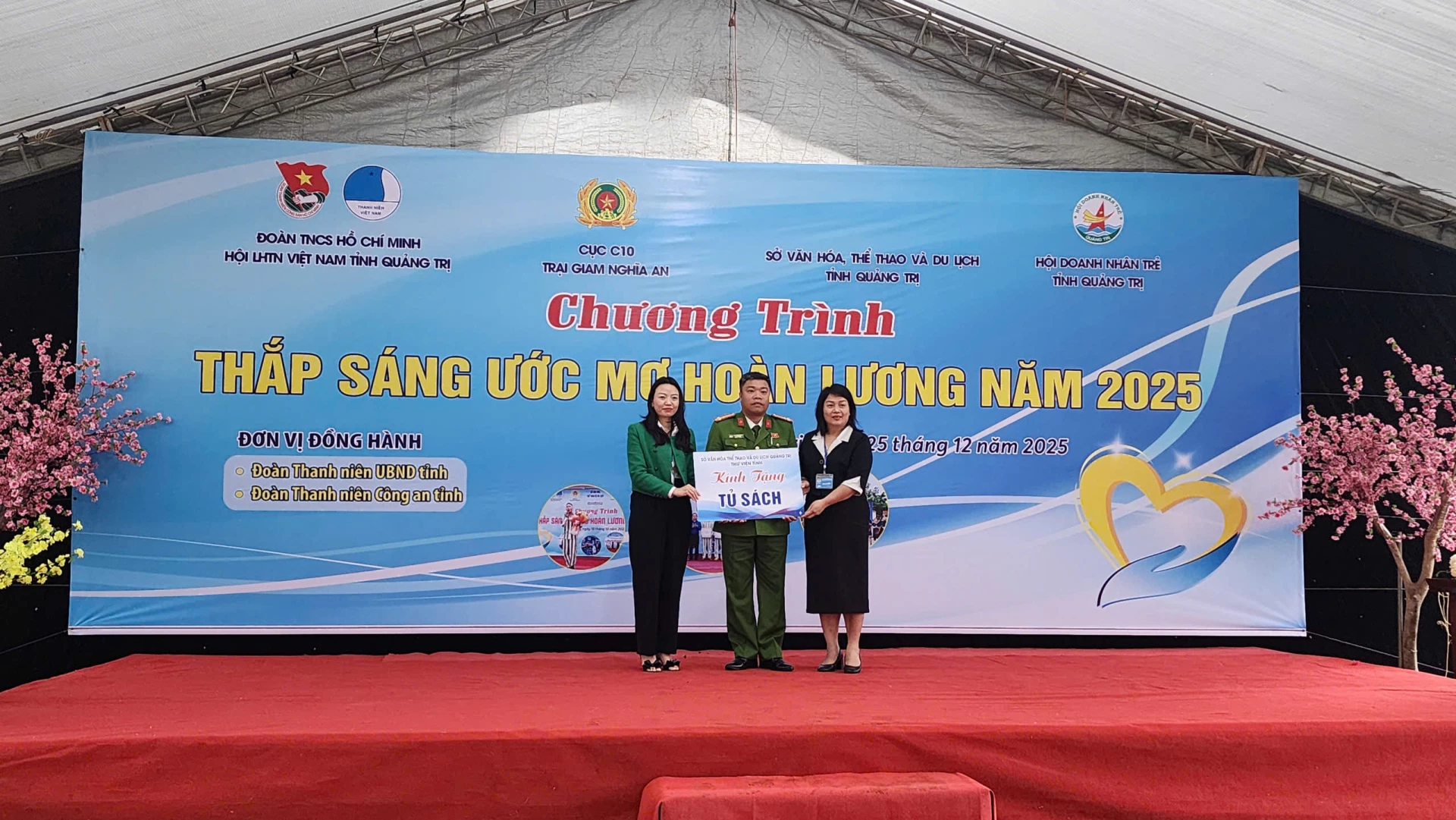 មន្ទីរវប្បធម៌ កីឡា និងទេសចរណ៍ បានបរិច្ចាគធ្នើរសៀវភៅមួយដល់ពន្ធនាគារងៀអាន - រូបថត៖ TH