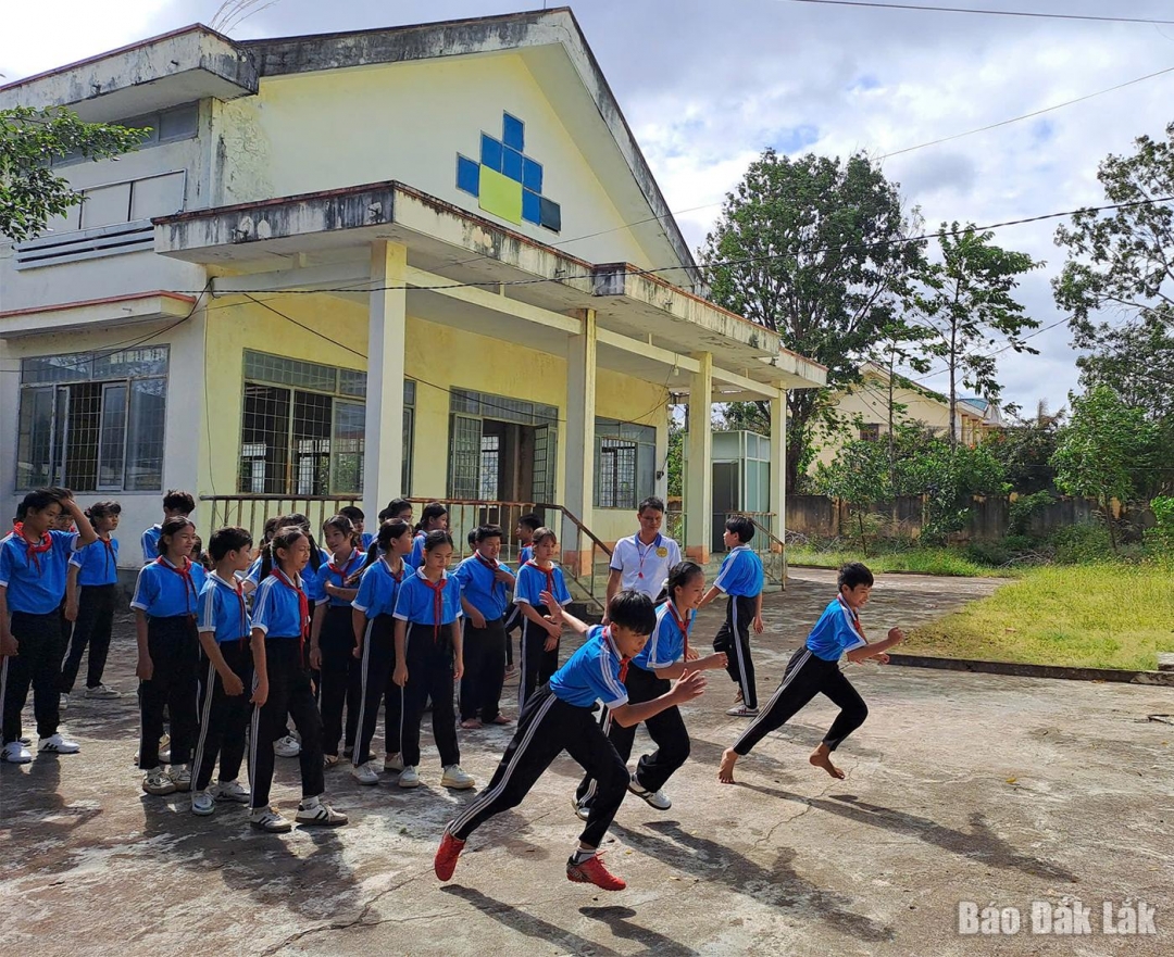 Studenti della scuola secondaria Nguyen Thi Dinh, nel comune di Ia Rve, durante una lezione di educazione fisica.
