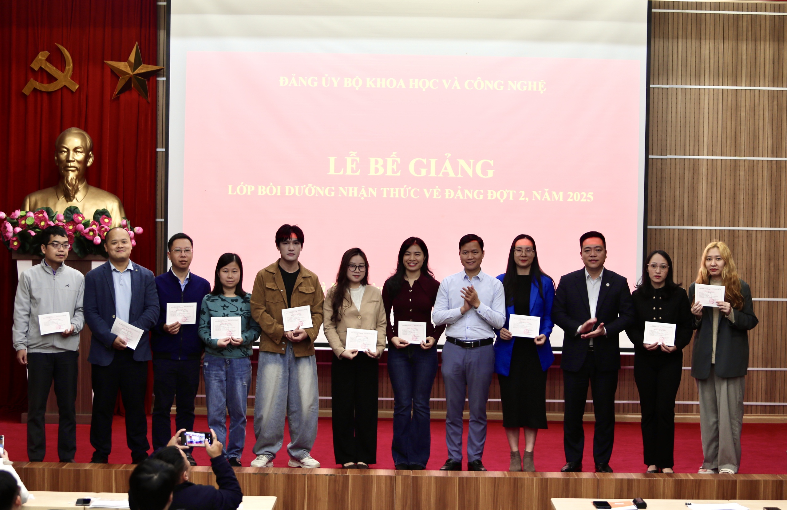 Bế giảng Lớp bồi dưỡng nhận thức về Đảng (đợt 2) năm 2025 - Ảnh 2.